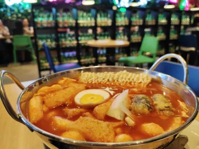 Semangkuk ramyeon, gimmari, tteokboki di restoran Korea bernama Chum Churum Cafe