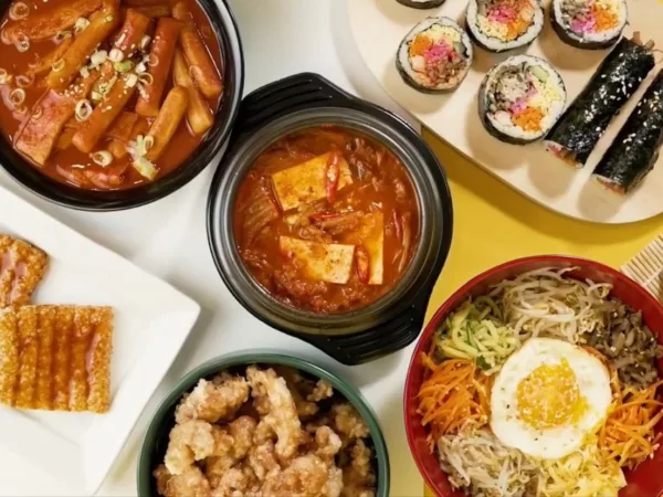 Street food Korea di restoran Korea bernama Smile Kimbab