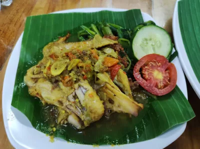 Ayam Betutu Ibu Nia restoran halal di bali