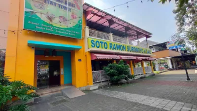 Soto Rawon Suroboyo H. Said, restoran di harapan indah