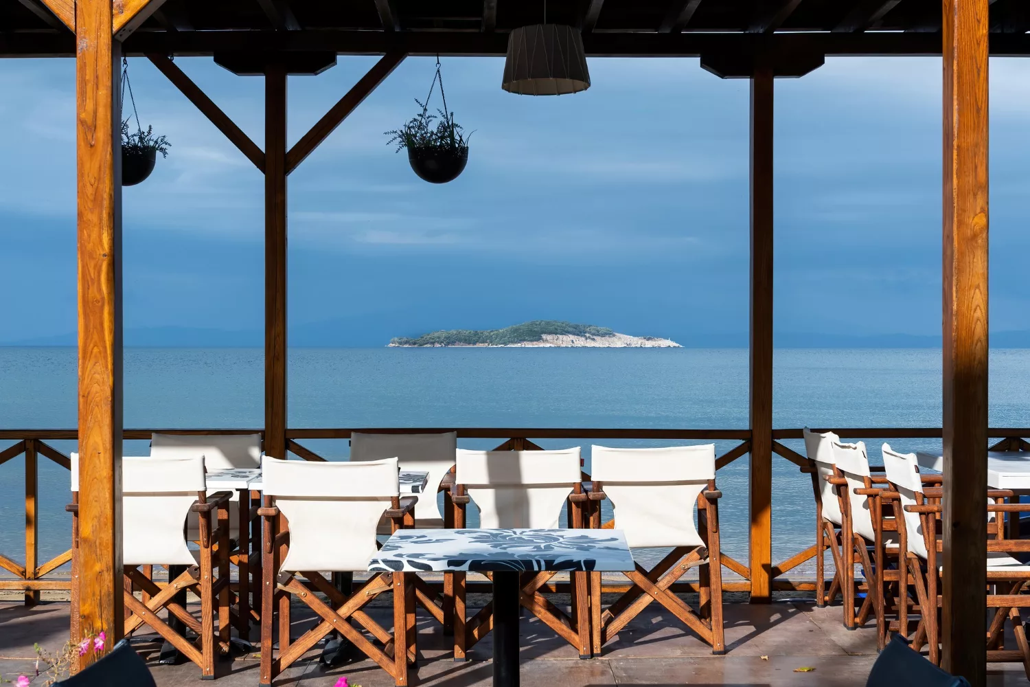restoran di bali dengan pemandangan pantai