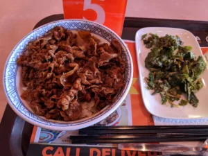 menu Yoshinoya: crispy spinach beef bowl