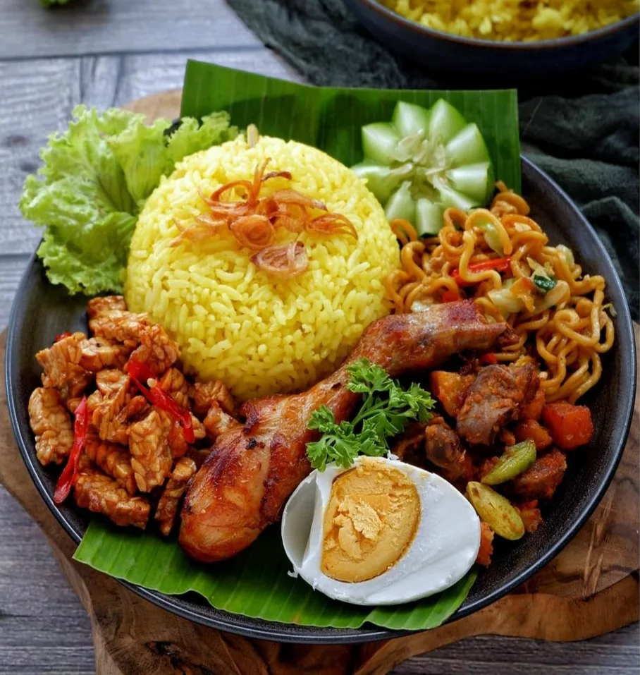 Nasi kuning di Surabaya